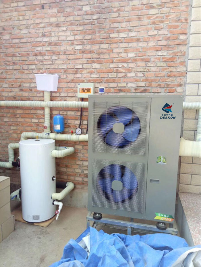 聚陽王牌煤改電空氣能熱泵反而是成為了目前應用比較廣泛,供暖便利度更 高的一種選擇。 我們來看看空氣能熱泵是怎么供暖的?它可以通過冷媒來吸收空氣中的熱量,利用壓縮機加工這部分量 ,最后將這些熱量轉移到水中,把冷水變成熱水。